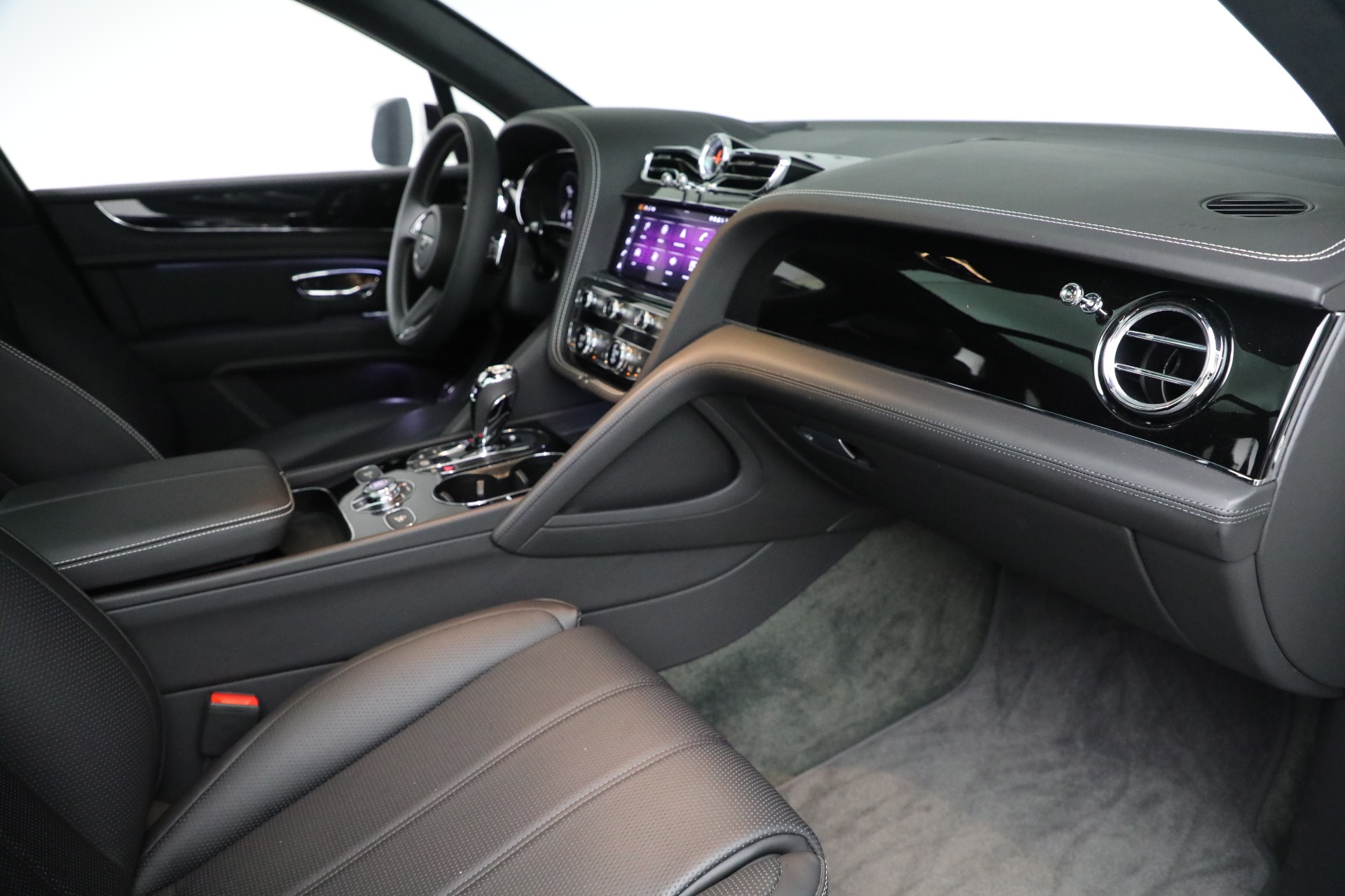 2023 Bentley Bentayga V8 photo 19