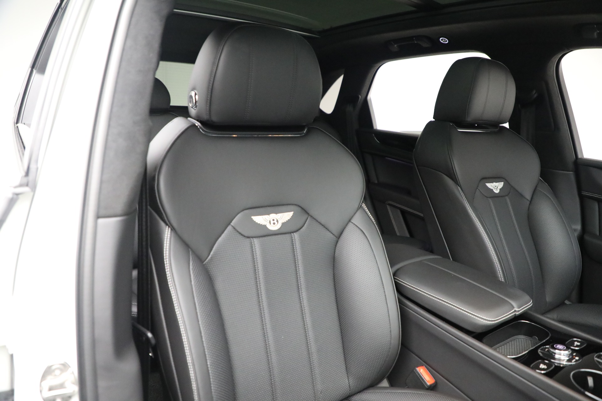 2023 Bentley Bentayga V8 photo 22