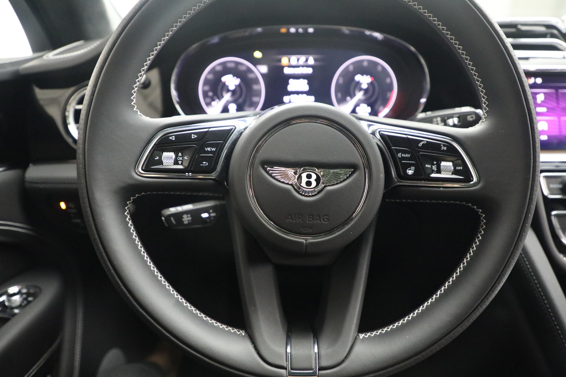 2023 Bentley Bentayga V8 photo 24