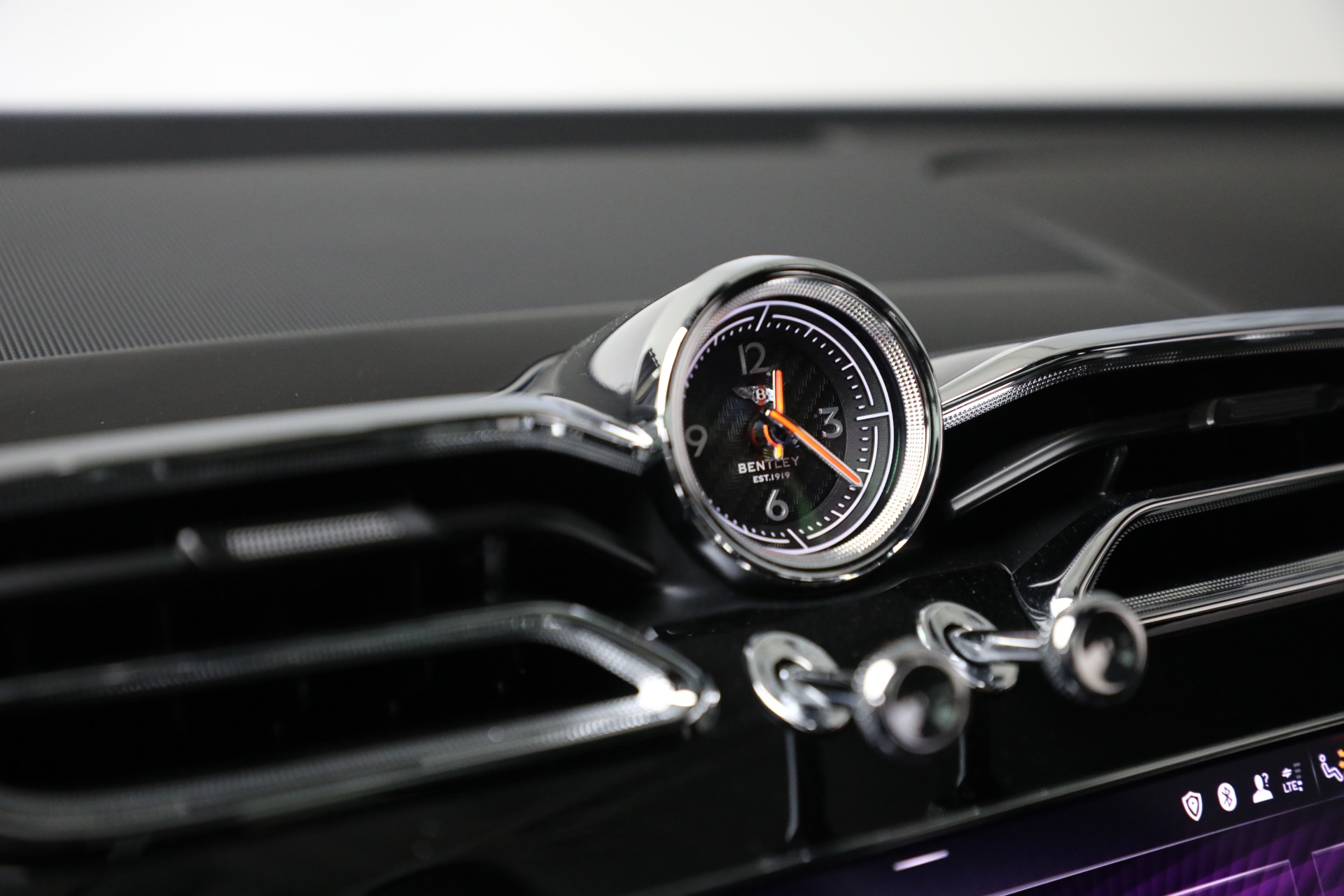 2023 Bentley Bentayga V8 photo 25