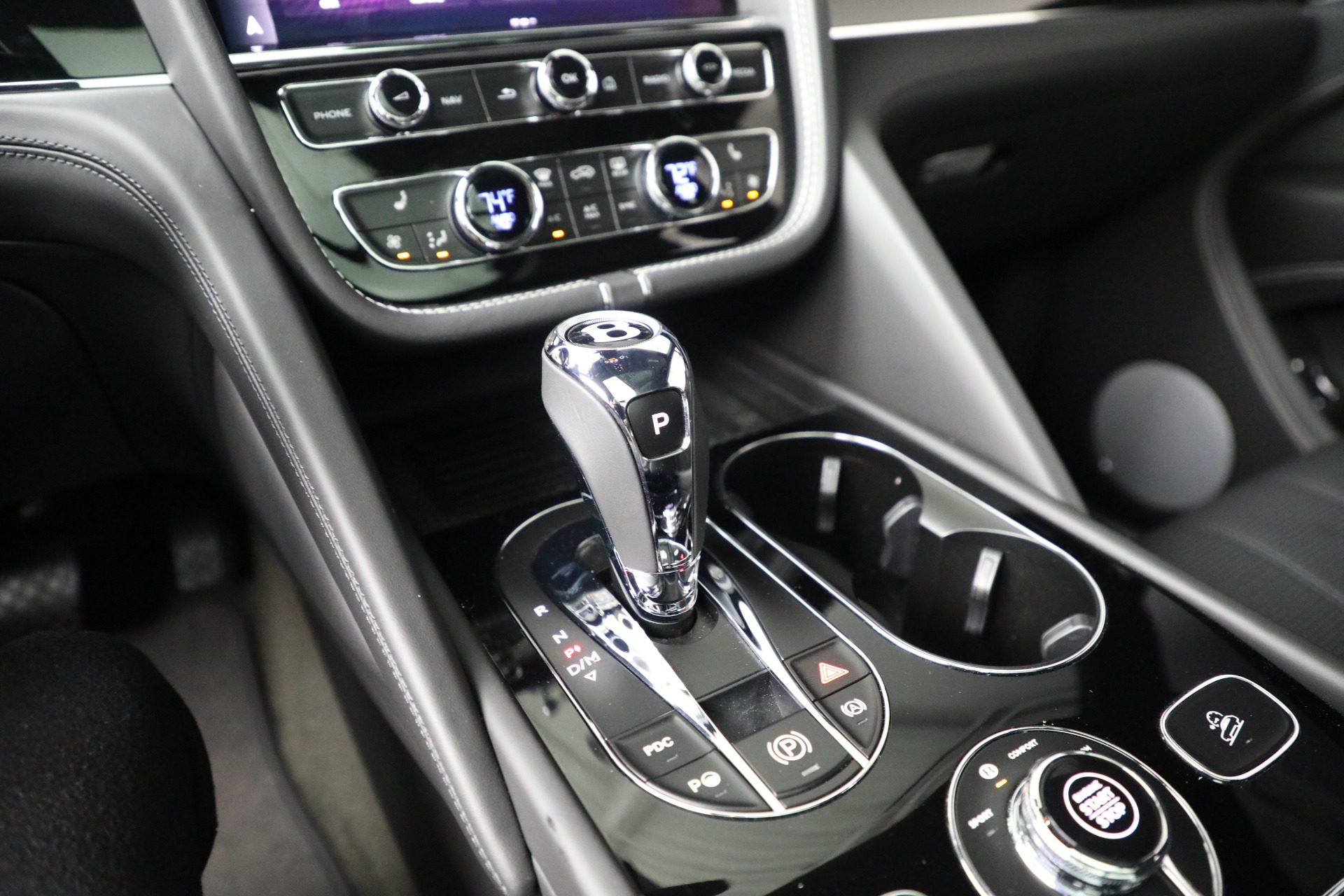 2023 Bentley Bentayga V8 photo 26