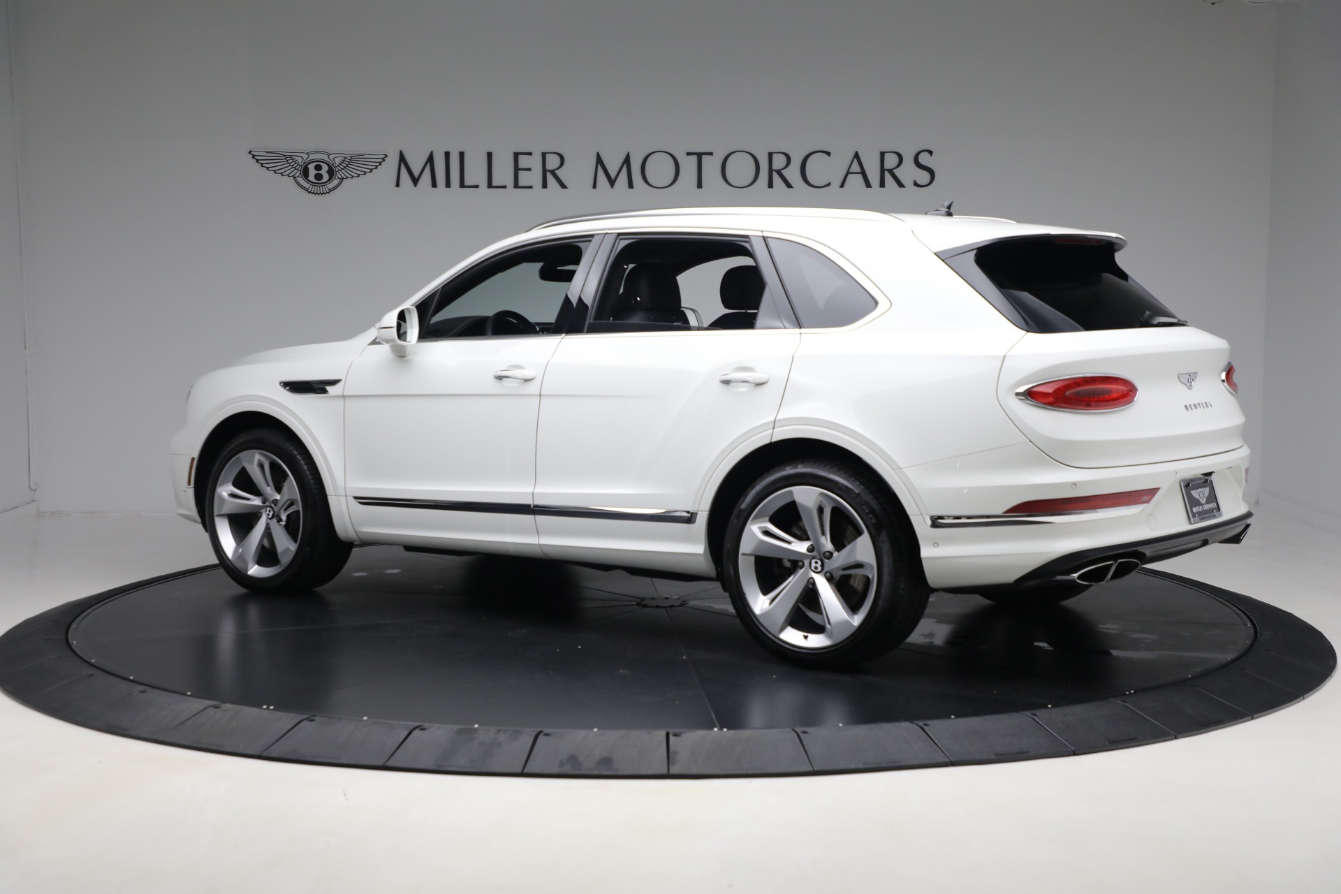 2023 Bentley Bentayga V8 photo 4