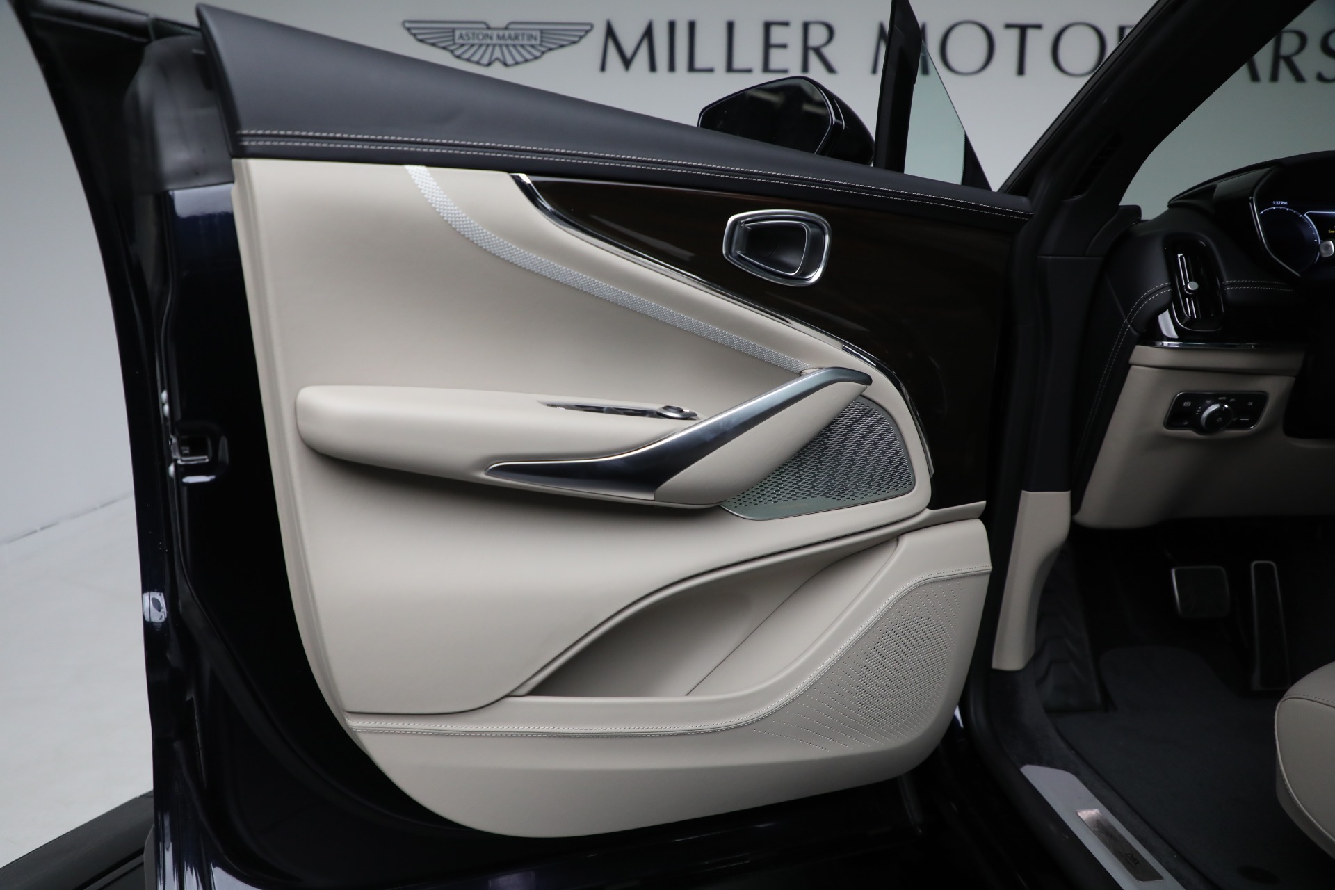 2025 Aston Martin DBX AM8 DBX707 photo 13