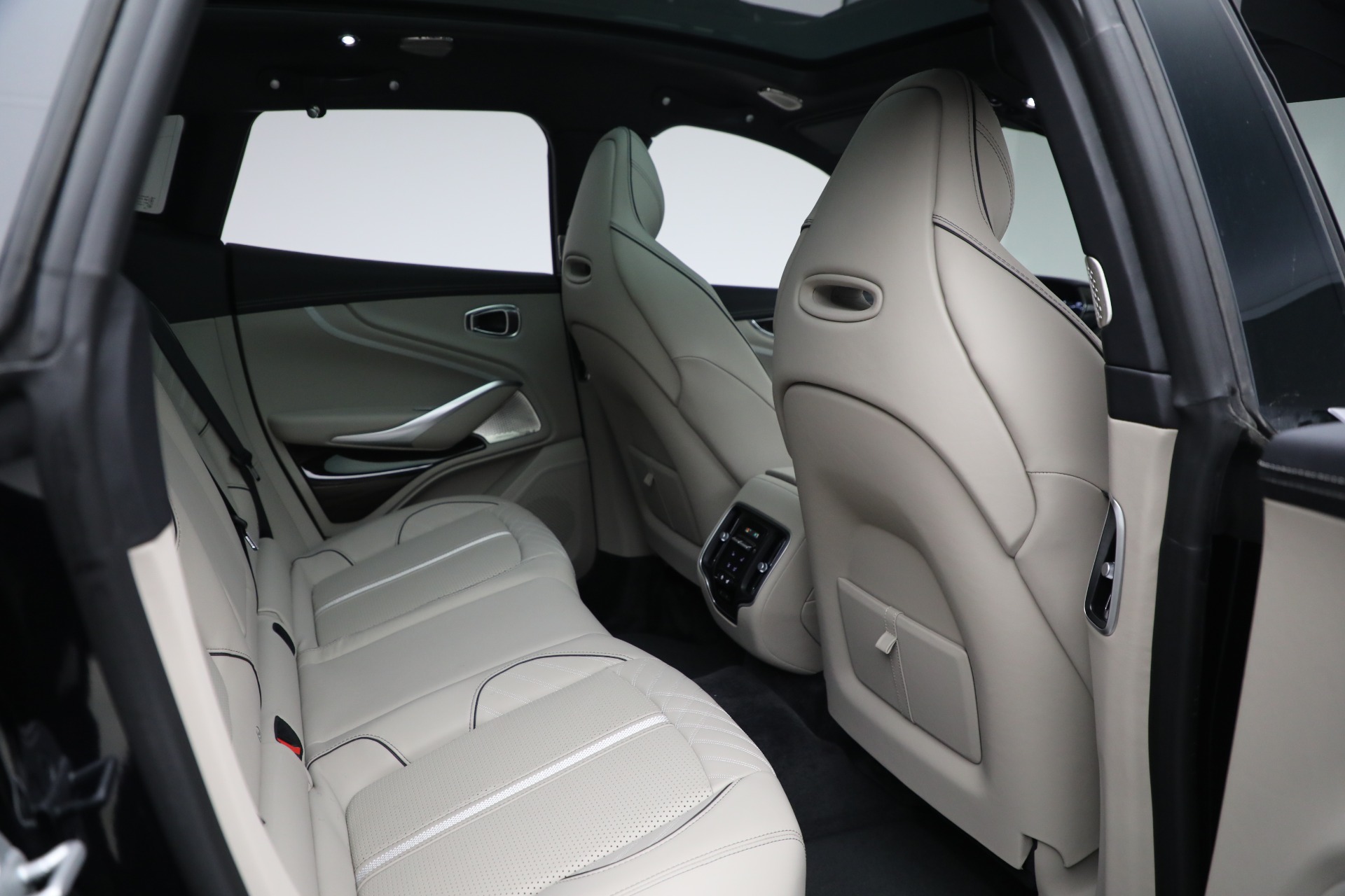 2025 Aston Martin DBX AM8 DBX707 photo 24