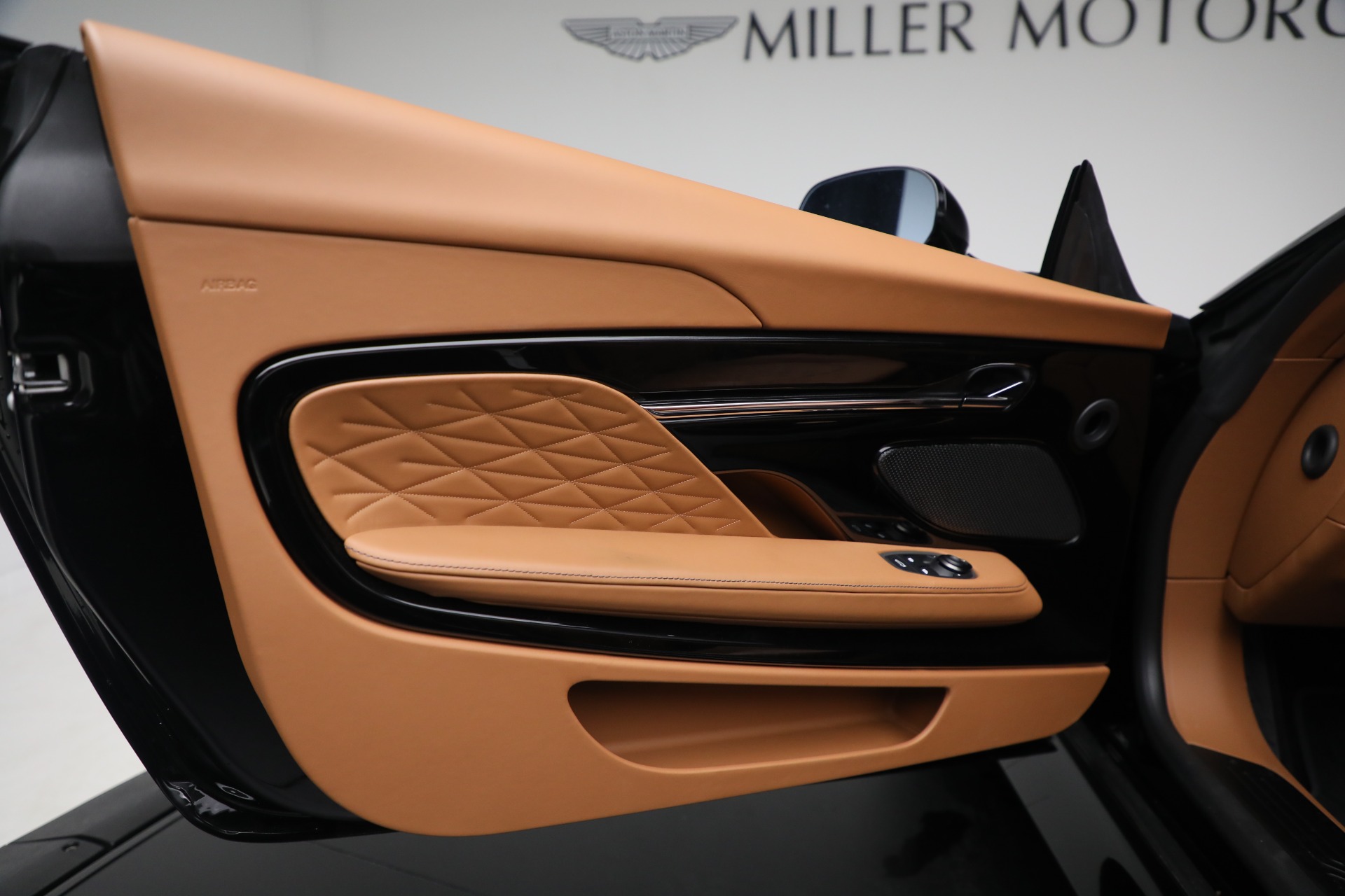 2025 Aston Martin DB12 AM5 photo 25
