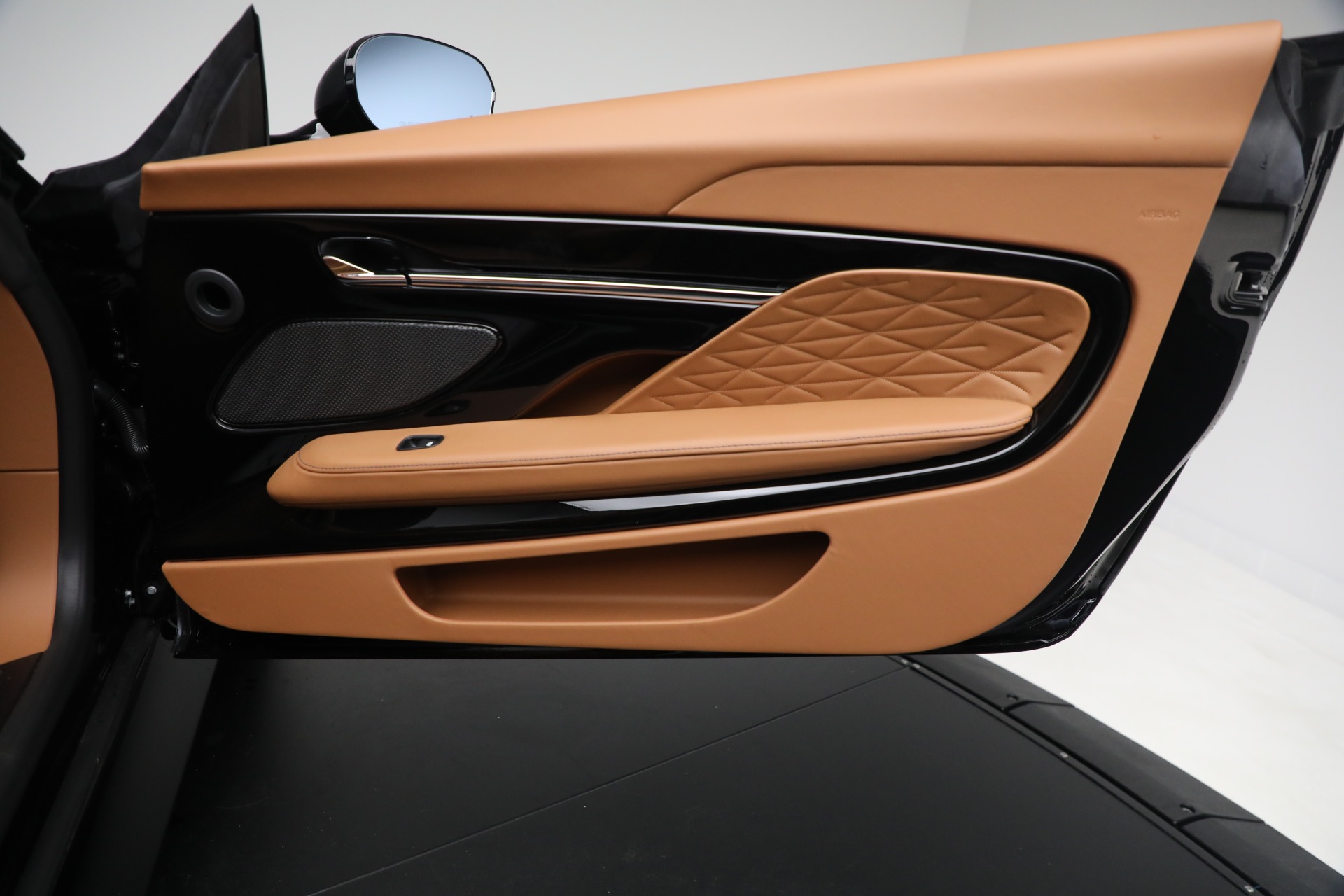 2025 Aston Martin DB12 AM5 photo 26