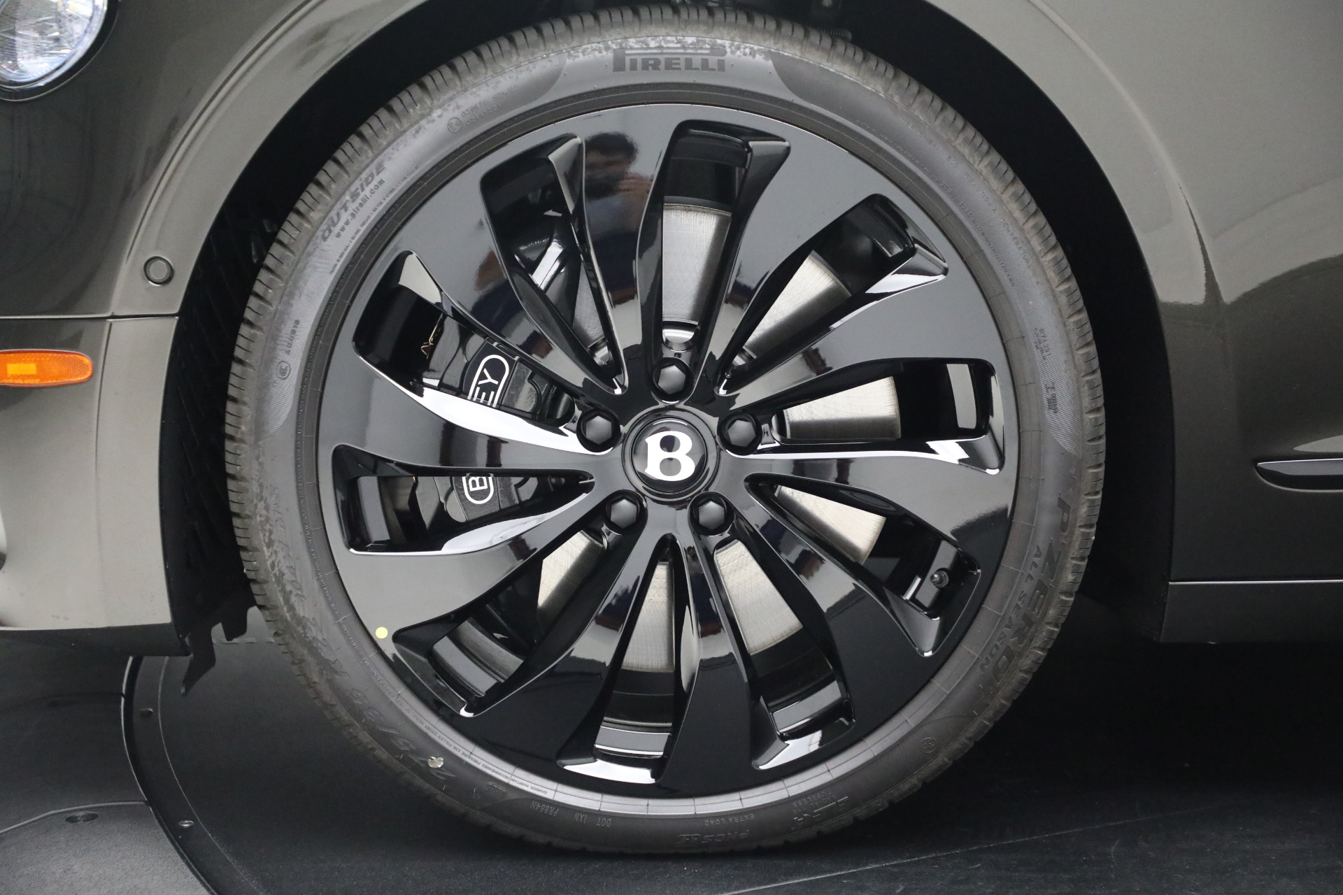 2025 Bentley Flying Spur photo 14
