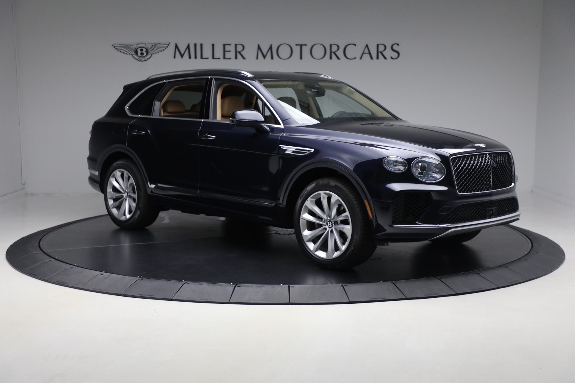 2025 Bentley Bentayga V8 photo 9