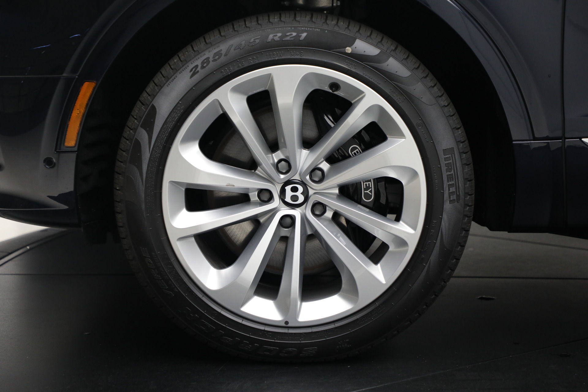 2025 Bentley Bentayga V8 photo 12
