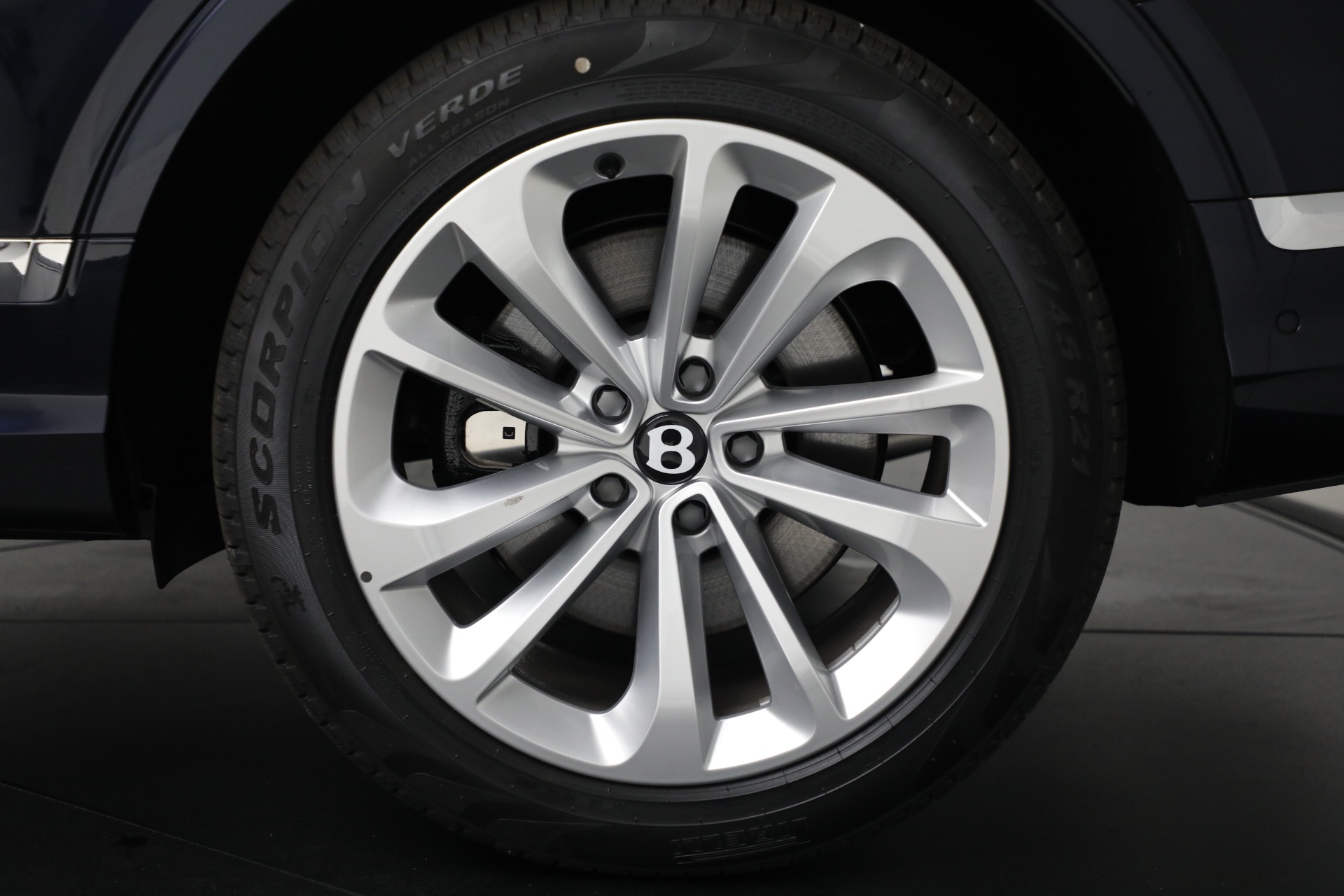 2025 Bentley Bentayga V8 photo 13