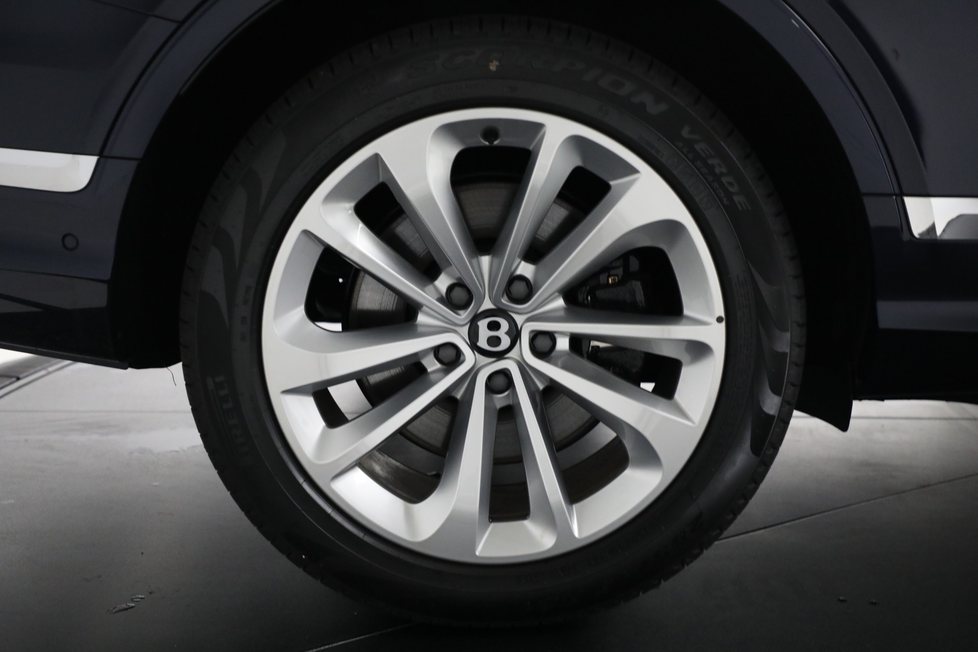 2025 Bentley Bentayga V8 photo 14