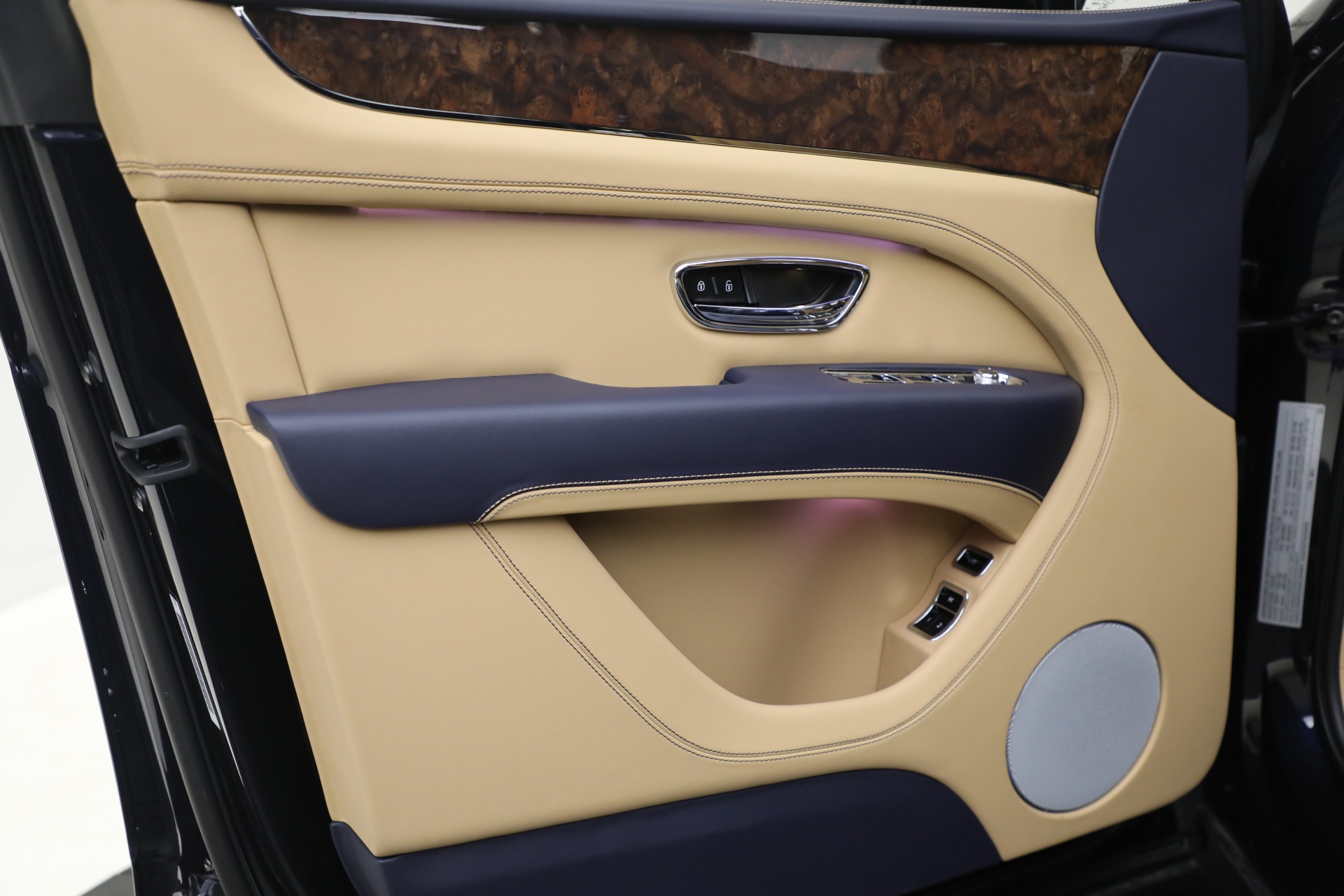 2025 Bentley Bentayga V8 photo 16