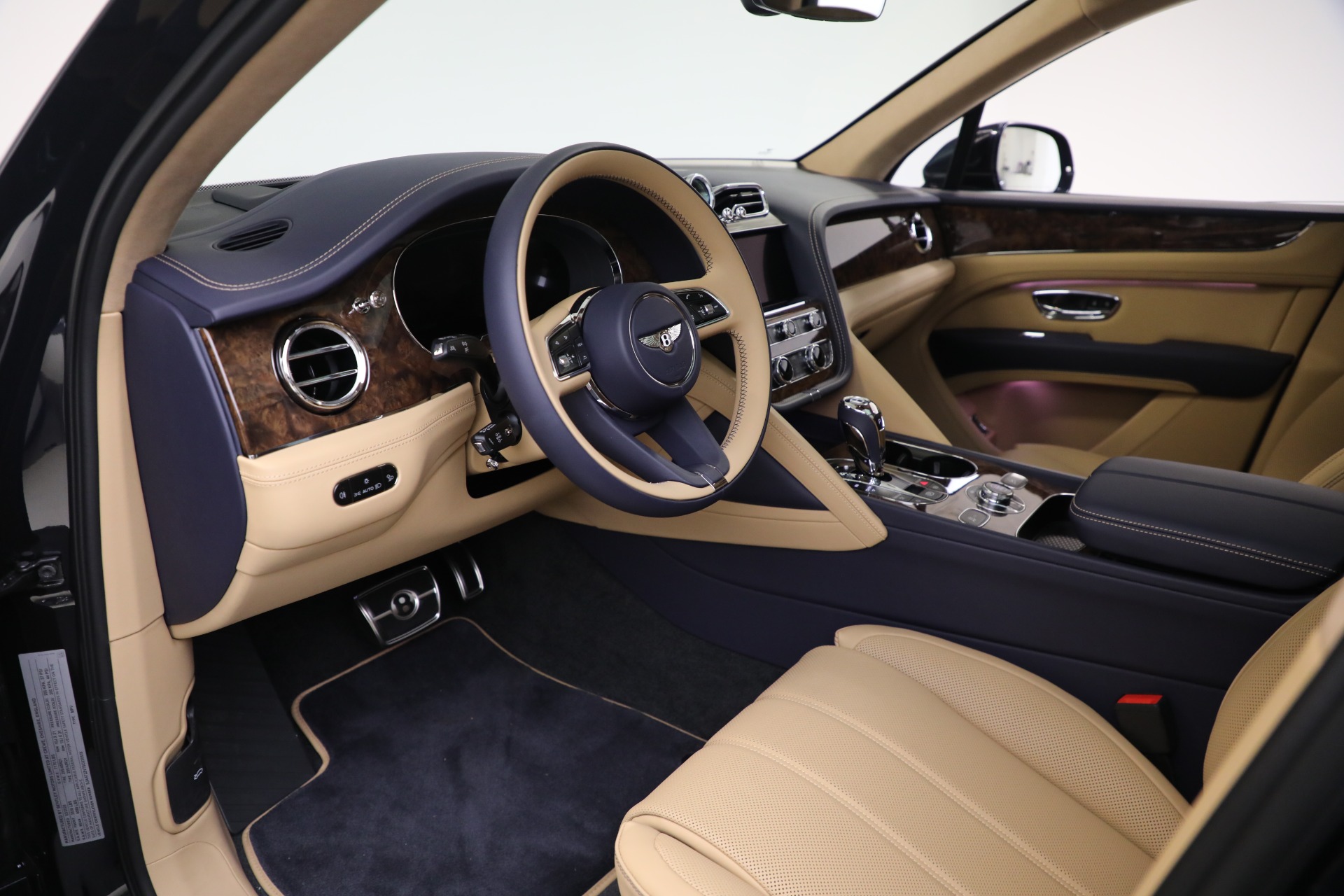 2025 Bentley Bentayga V8 photo 17