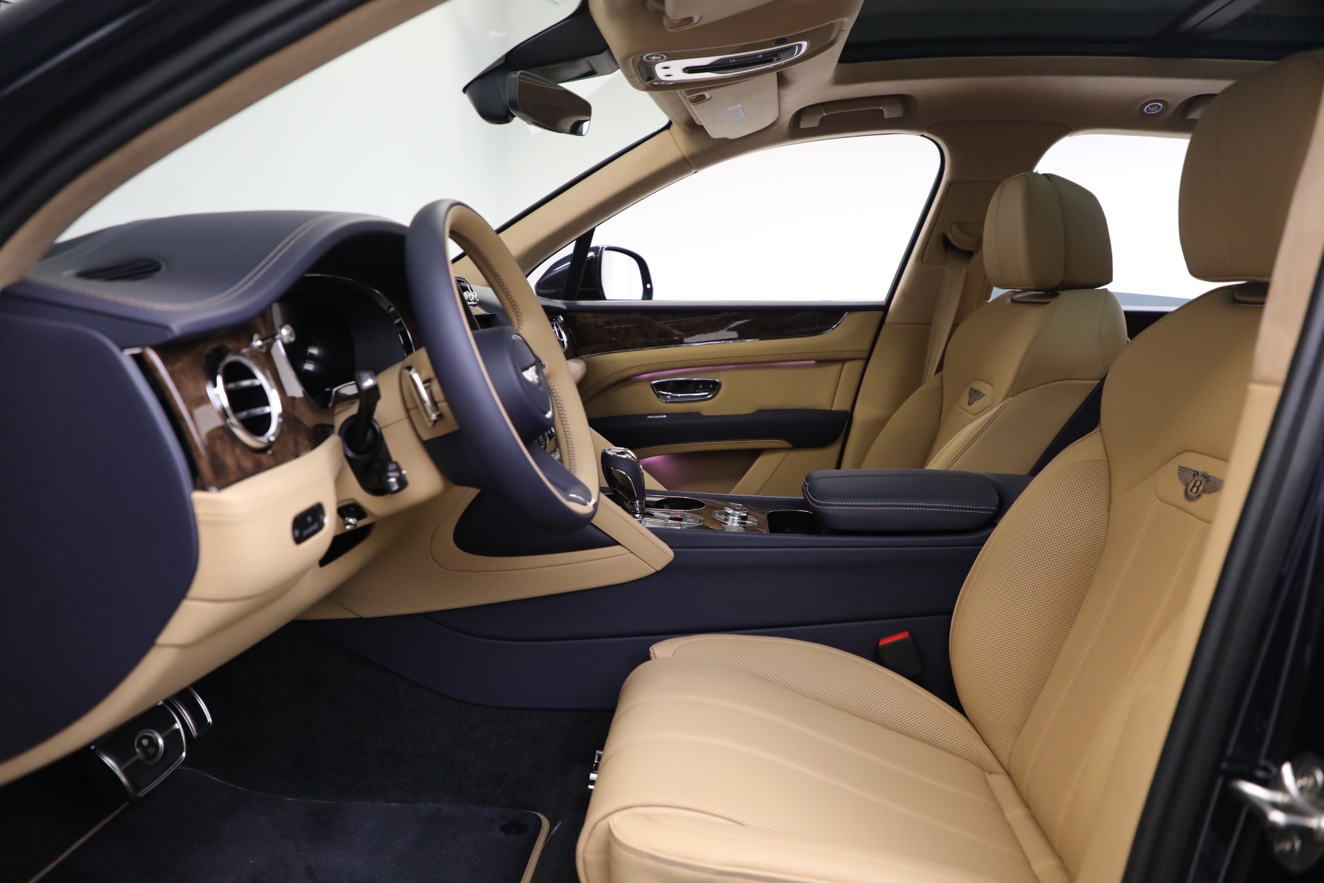 2025 Bentley Bentayga V8 photo 18