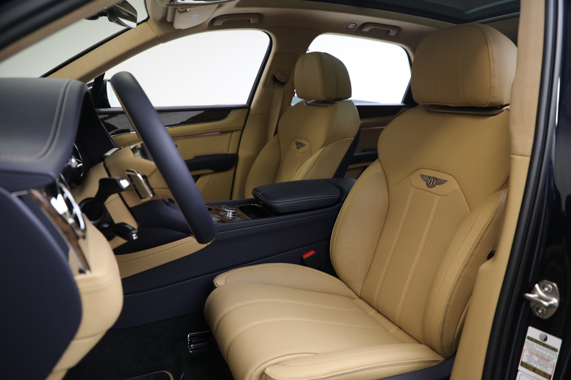 2025 Bentley Bentayga V8 photo 19