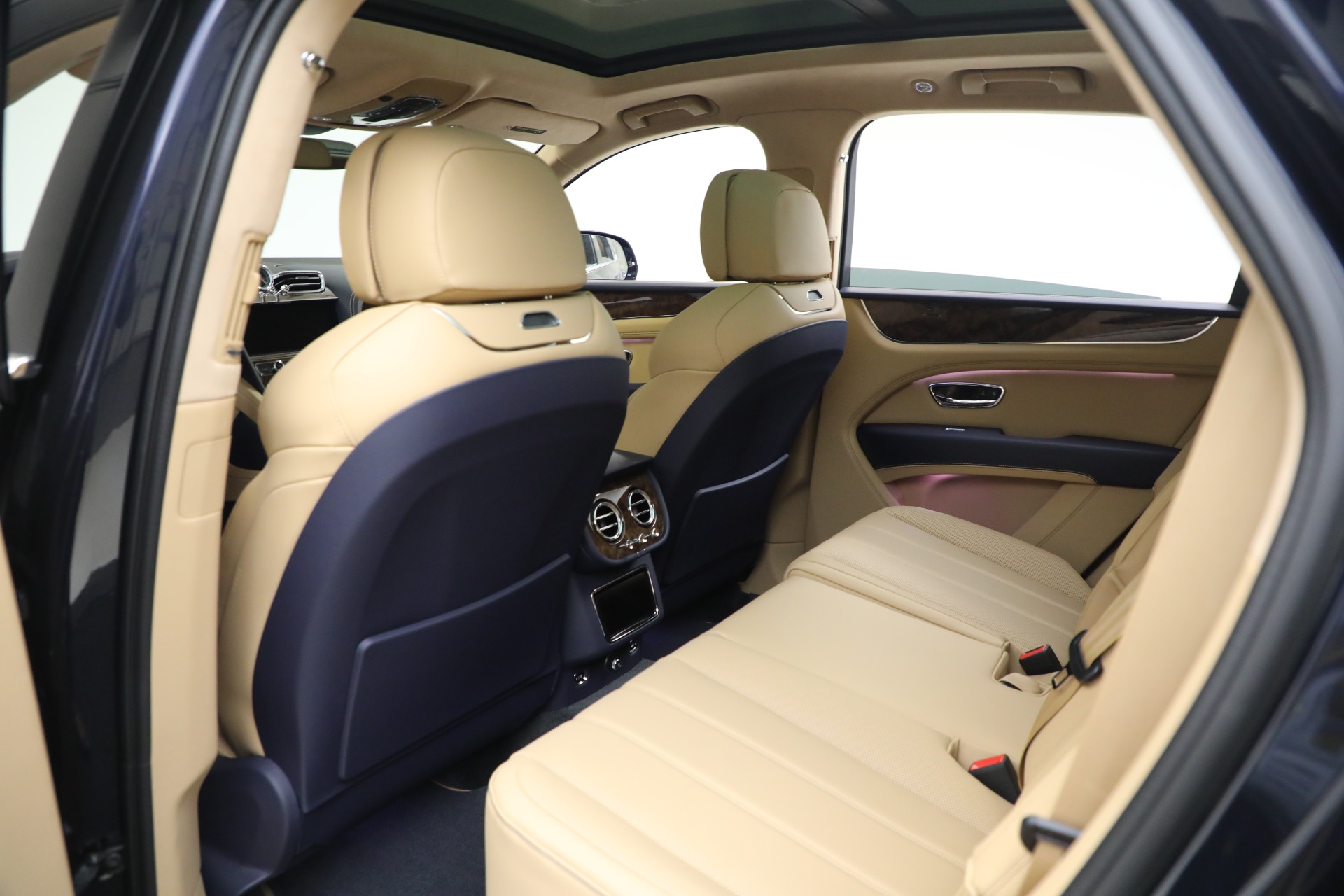 2025 Bentley Bentayga V8 photo 20