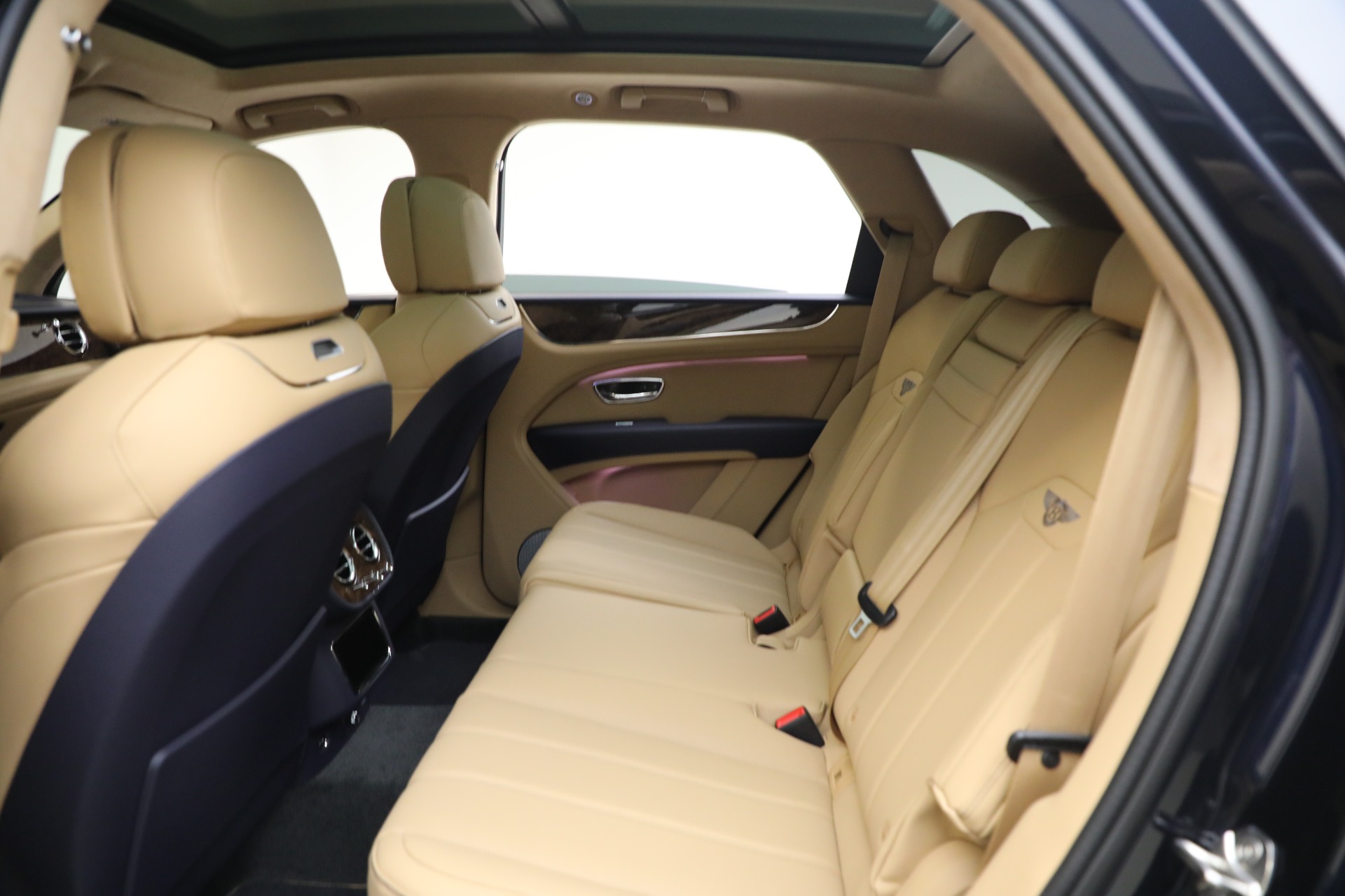 2025 Bentley Bentayga V8 photo 21