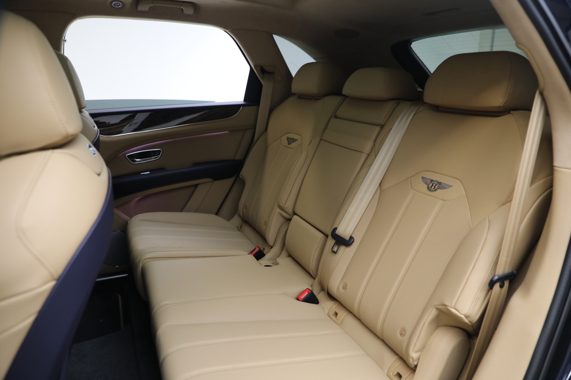 2025 Bentley Bentayga V8 photo 22