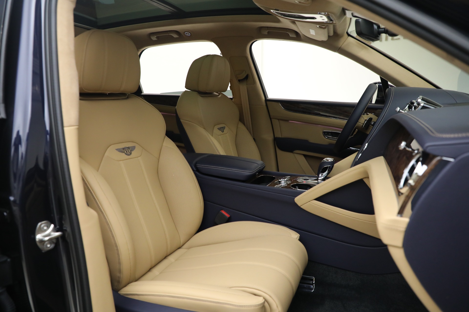 2025 Bentley Bentayga V8 photo 25