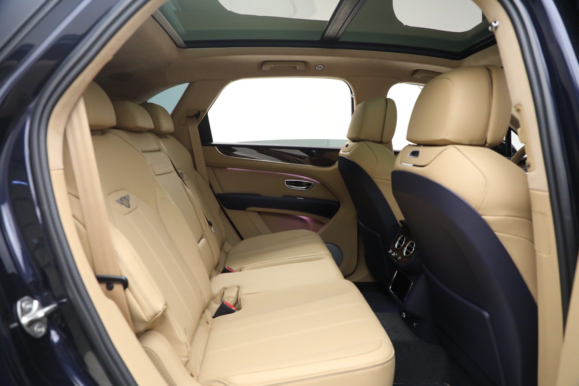 2025 Bentley Bentayga V8 photo 27