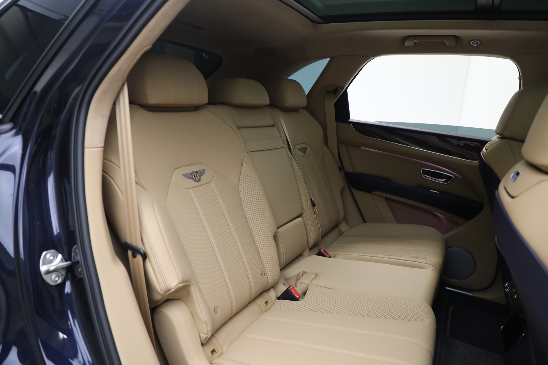 2025 Bentley Bentayga V8 photo 28