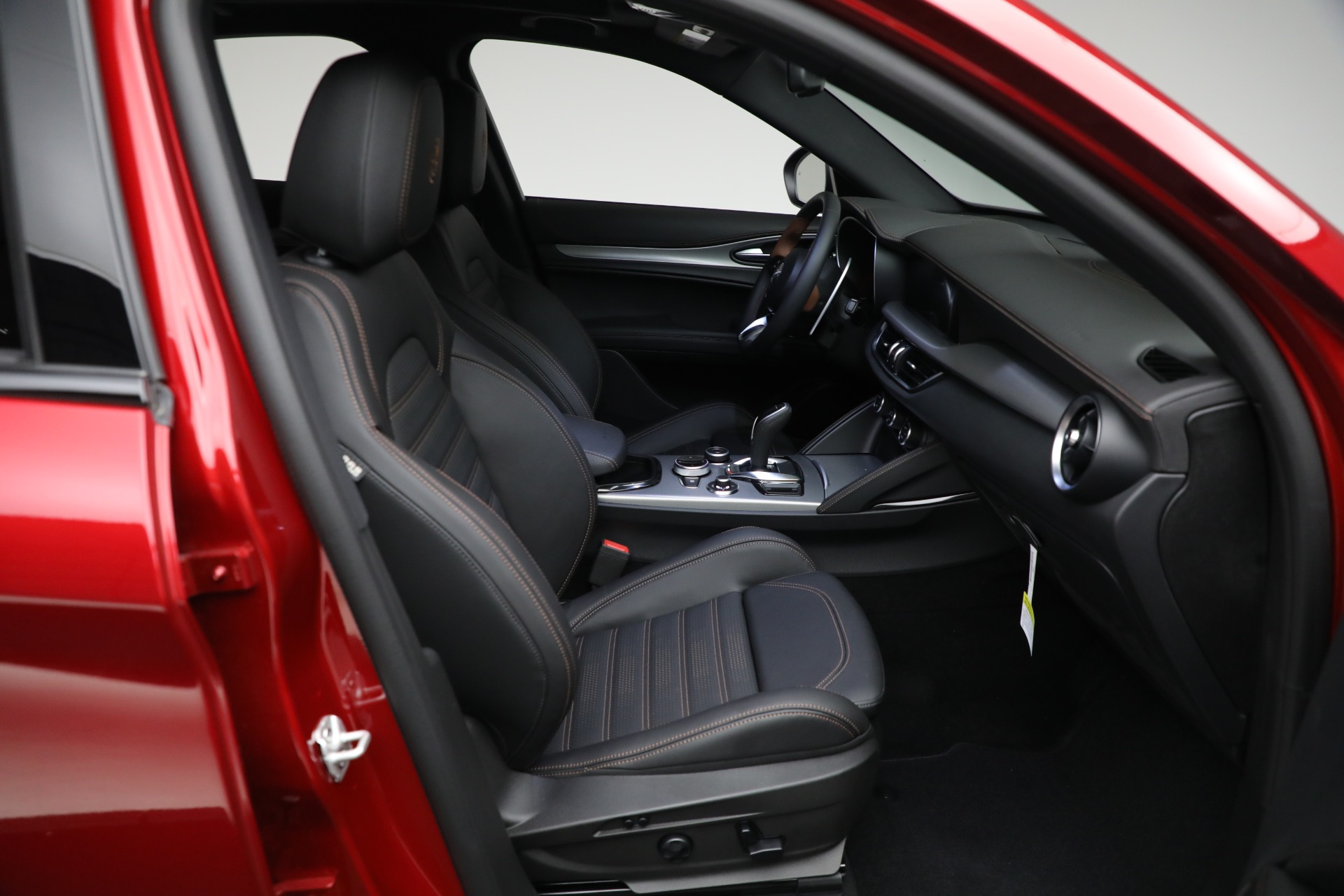 2025 Alfa Romeo Stelvio Sprint Base photo 14