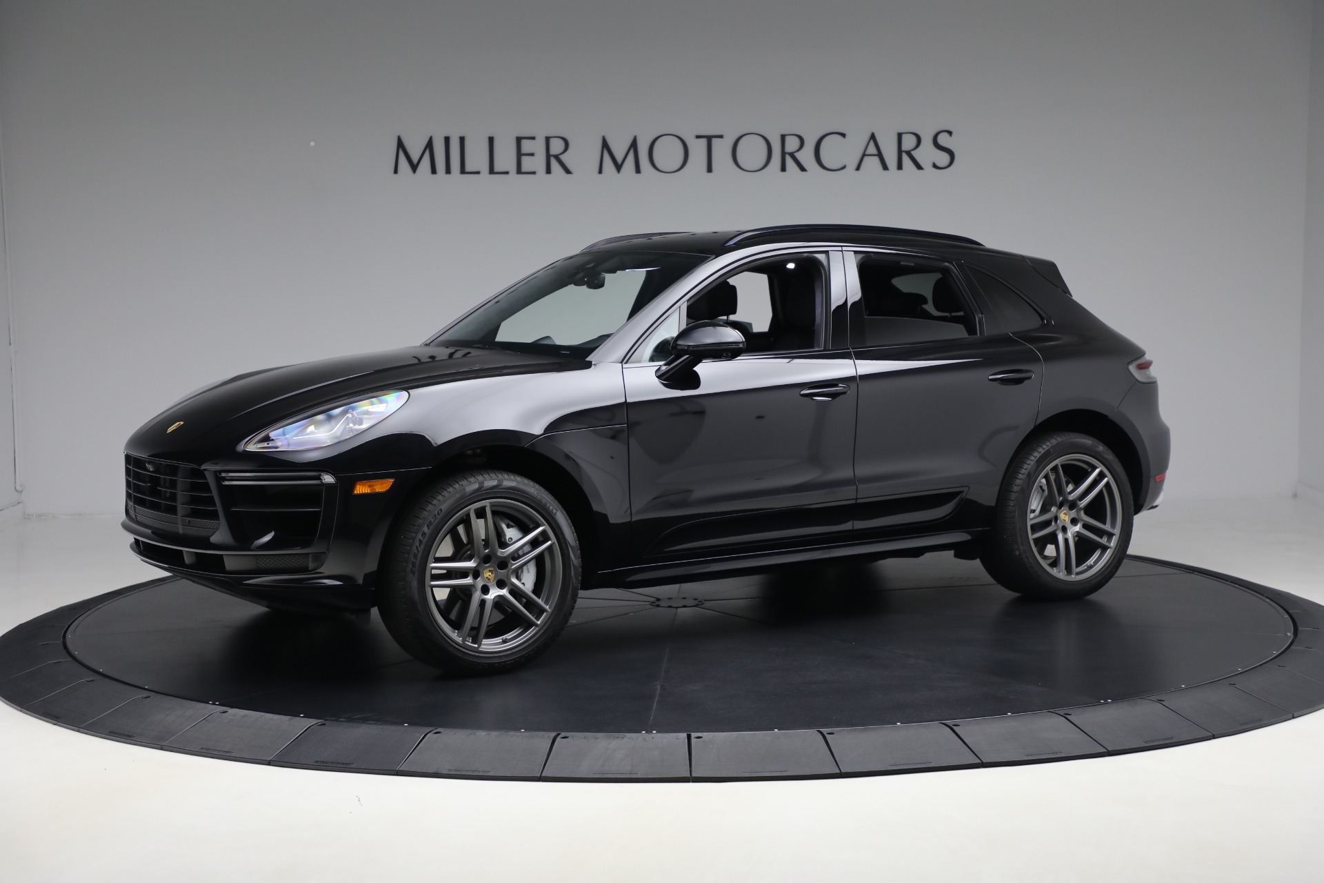 2020 Porsche Macan Turbo photo 2