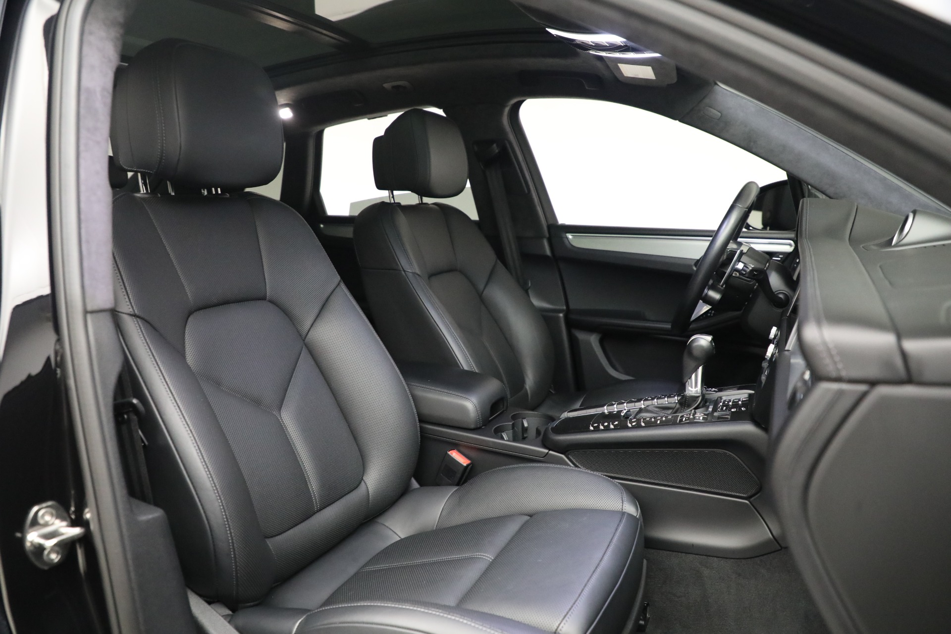 2020 Porsche Macan Turbo photo 23