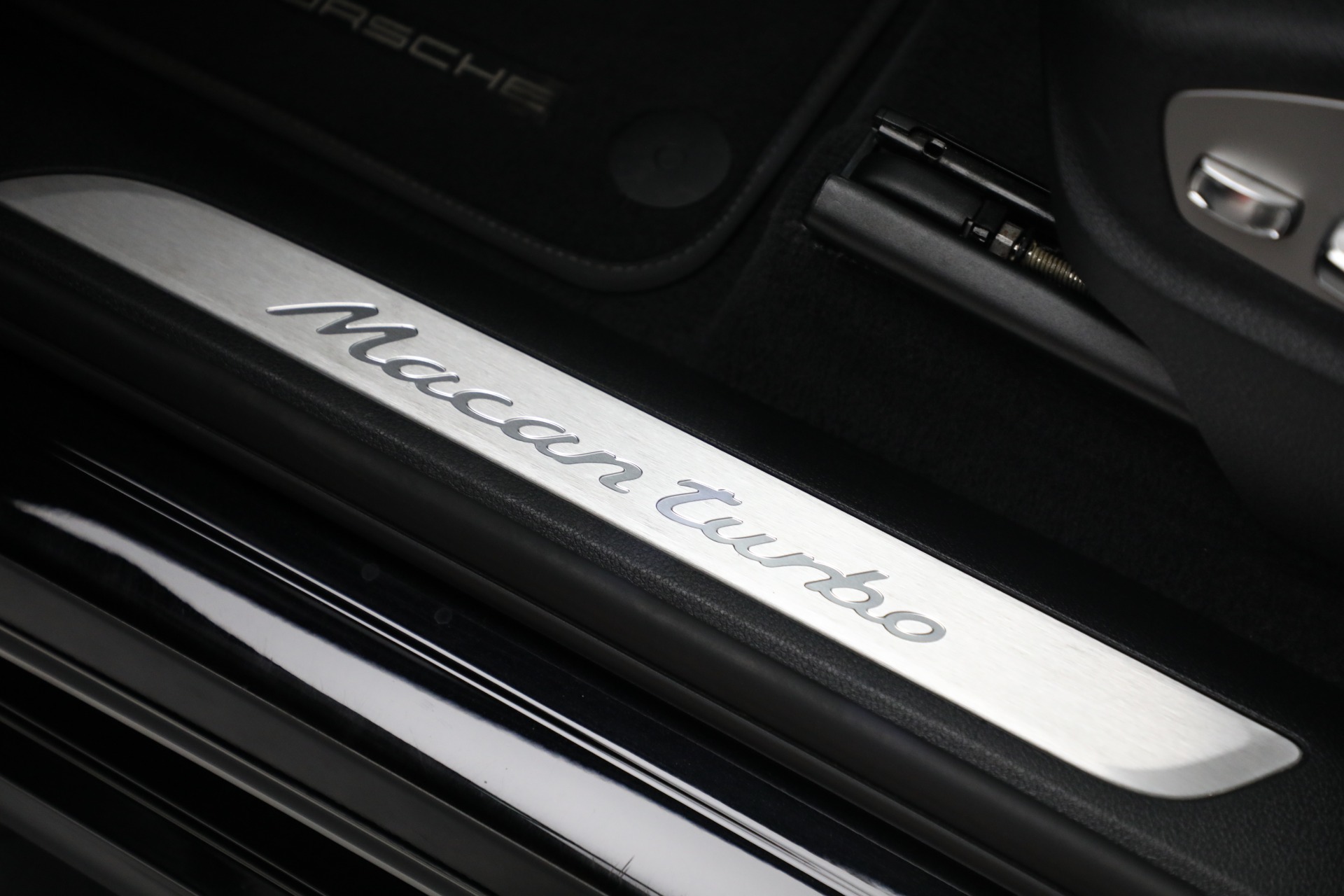 2020 Porsche Macan Turbo photo 29