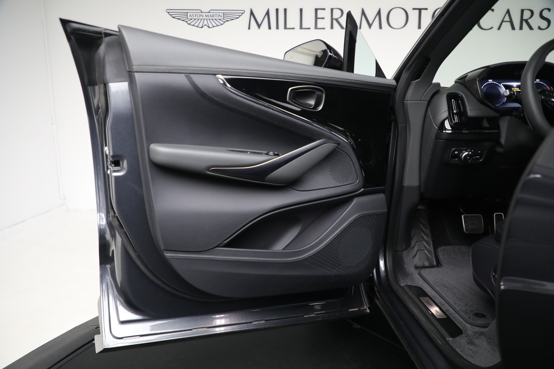 2025 Aston Martin DBX AM8 DBX707 photo 16