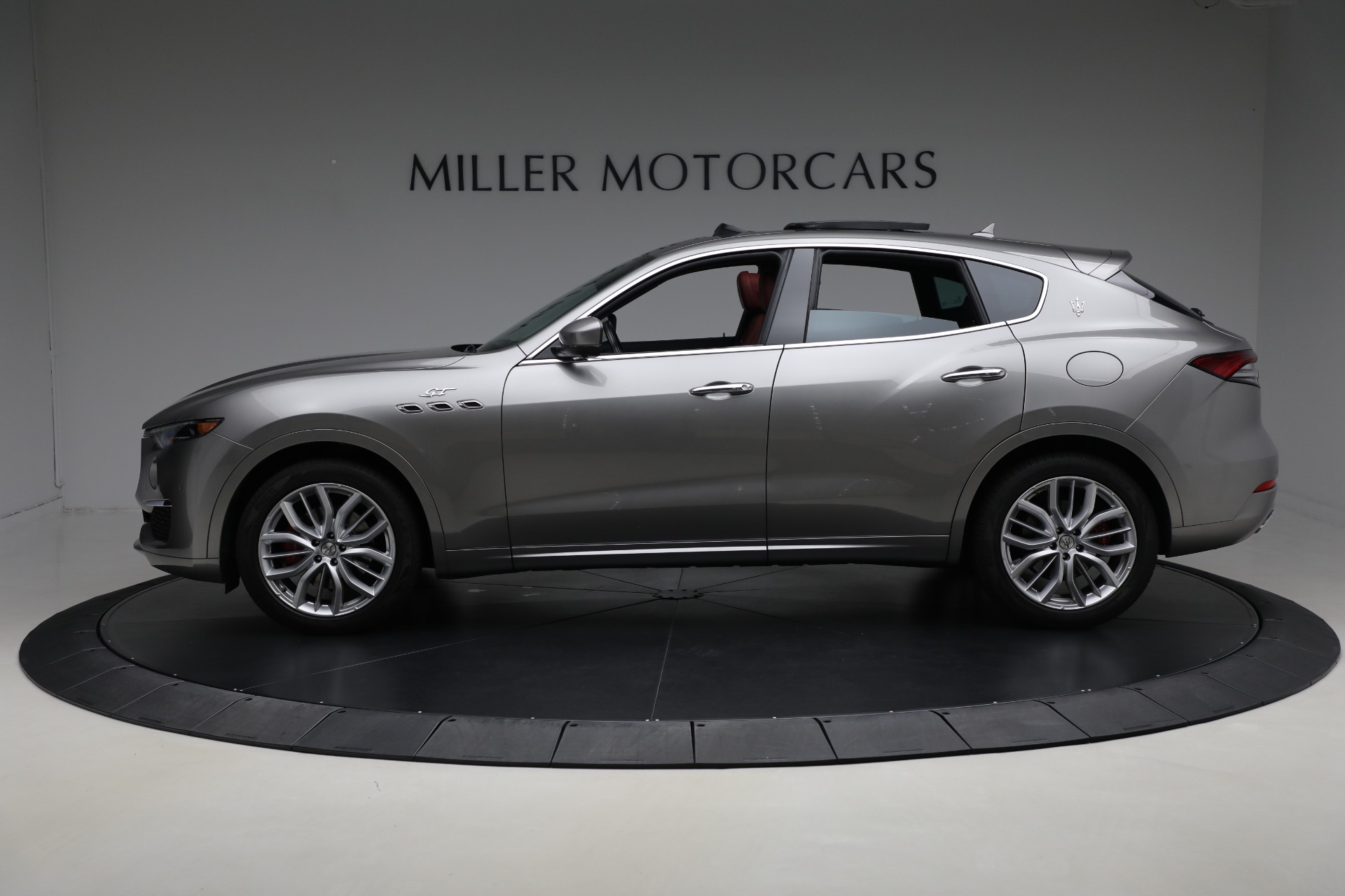 2022 Maserati Levante Base GT photo 2
