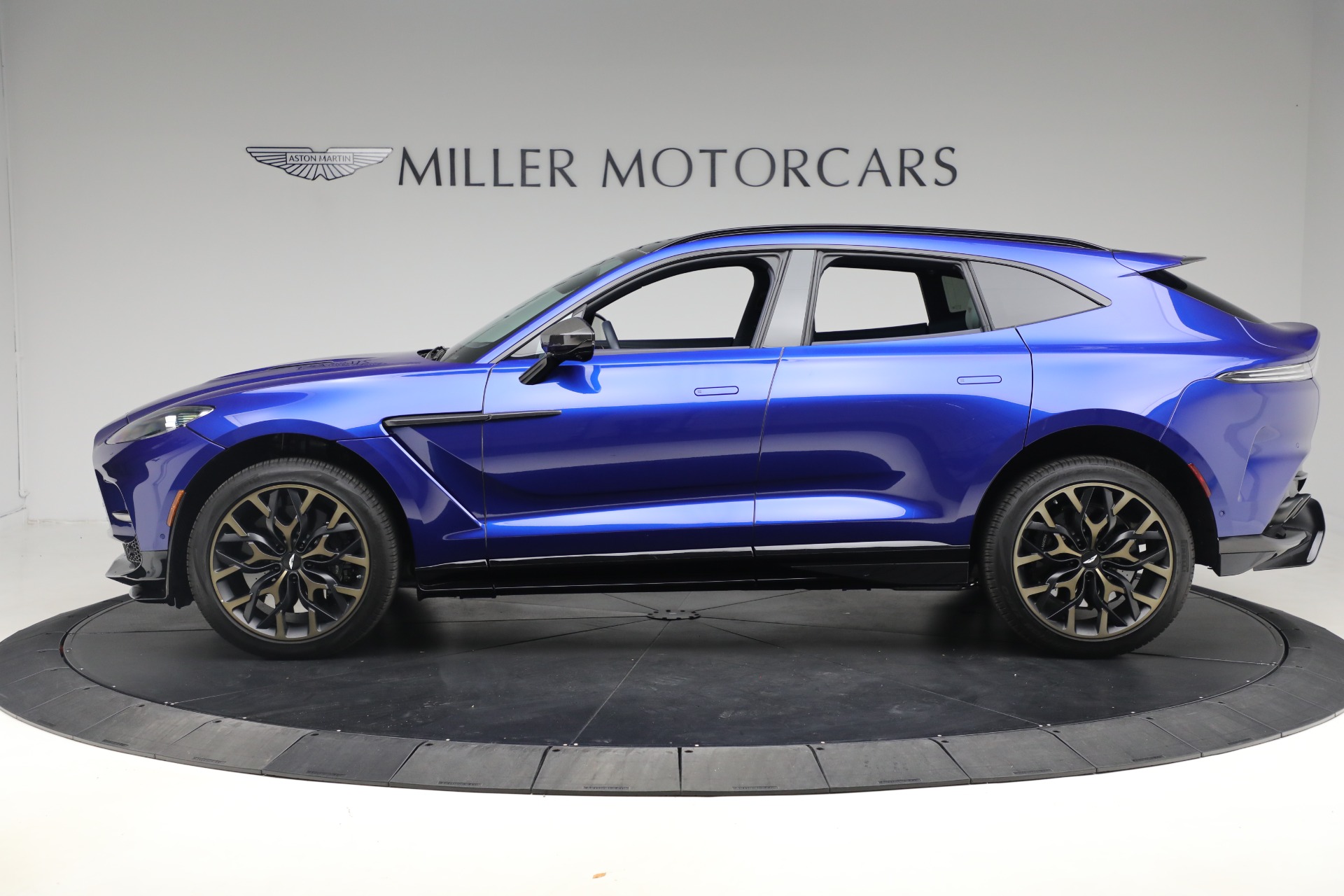 2024 Aston Martin DBX photo 3