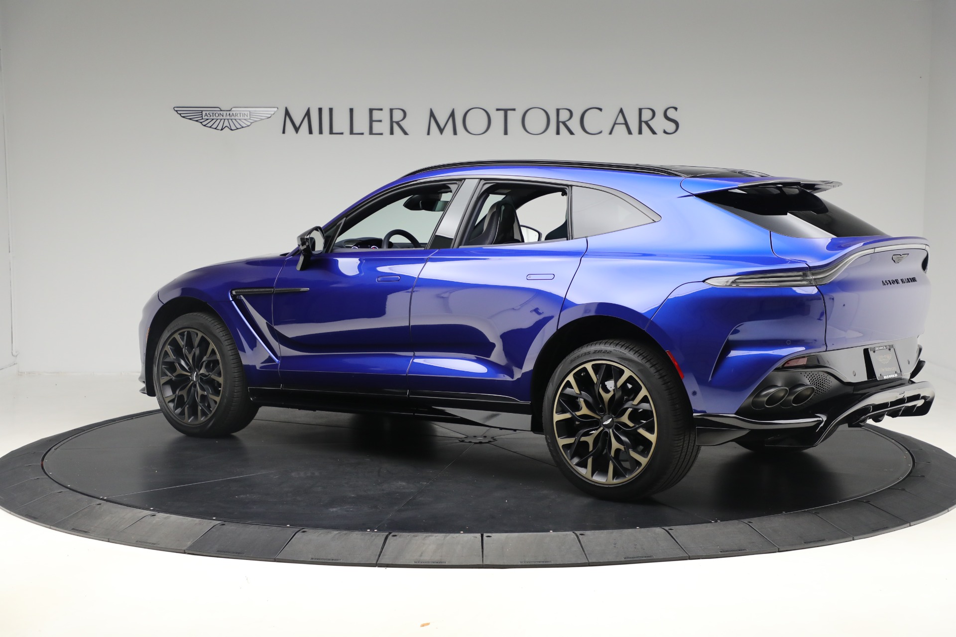 2024 Aston Martin DBX photo 4