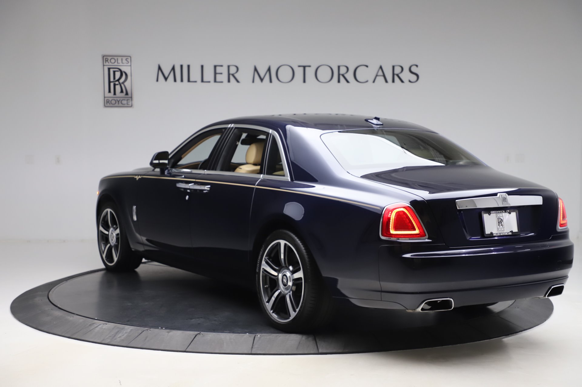 Rolls-Royce Ghost Features and Specs