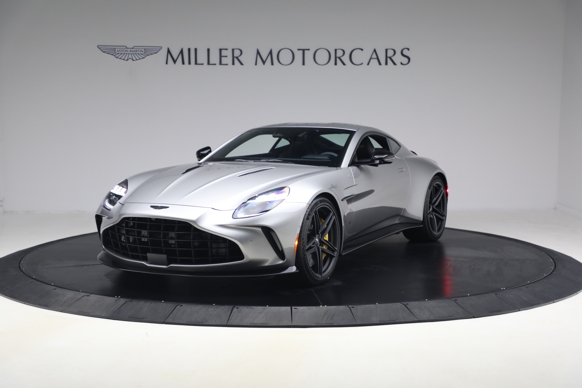 週末セール】SOLIDO 130 ASTON - MARTIN VANTAGE aston-martin-vantage