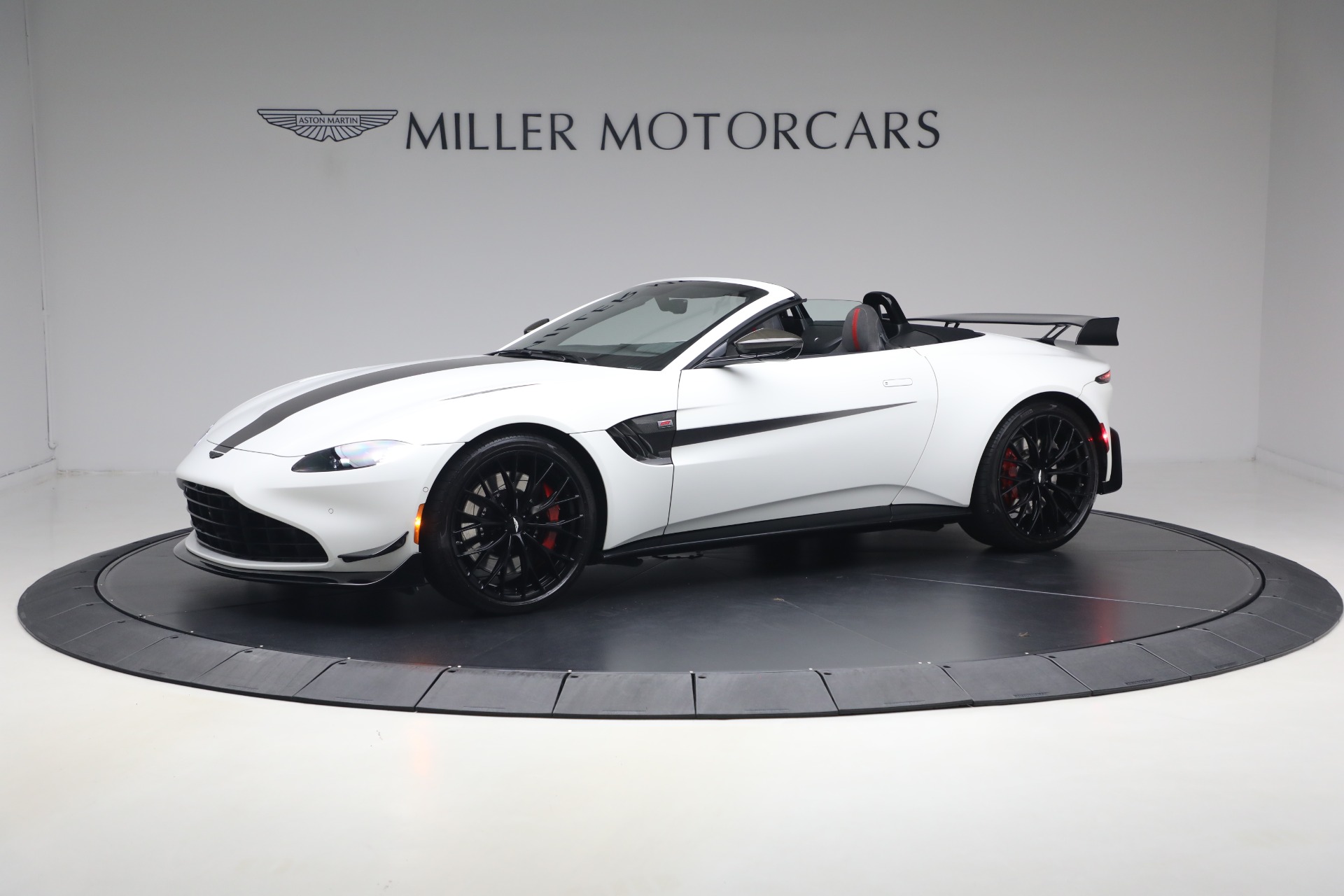 週末セール】SOLIDO 130 ASTON - MARTIN VANTAGE aston-martin-vantage